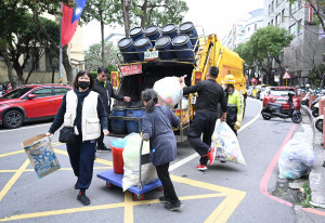 桃園市邀請市民運用盈餘時間整理居家環境，並請將清出之垃圾妥善包紮交付循線垃圾車。