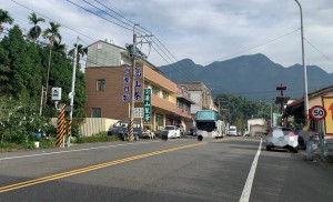 鹿谷鄉151線10.07公里處一年取締超速即達9千 2百多件，警方請大眾注意保持距離與速度。（南投縣交通隊提供）