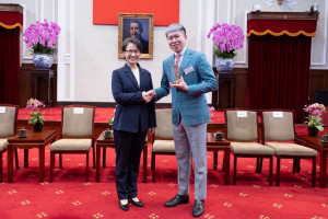 衣啟飛翔創客基地學員李建曄接受副總統蕭美琴表揚。