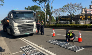 中壢警分局聯合交警大隊取締大型車違規。
