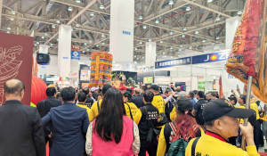 國定三級古蹟「台中樂成宮」神尊首度大規模進駐商業展覽現場，打造「城市祈願所」為各界職人與勞工加持，引來滿滿人潮。