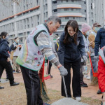 市長高虹安攜手里民一同投入清掃行動。