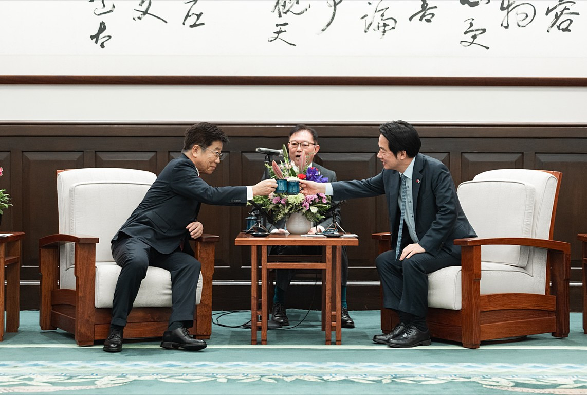 總統賴清德（右）與日本前內閣官房長官加藤勝信（左）。（圖／總統府Flickr）