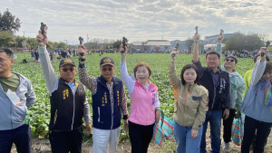 立委楊瓊瓔與梧棲區農會總幹事吳柏慧等人一同鳴槍宣布開拔蘿蔔。