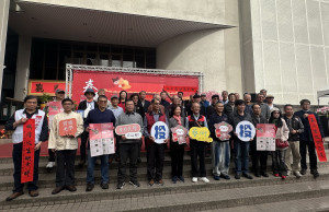 縣內書法老師藝文界代表等參與新春揮毫。（記者扶小萍攝）