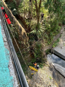 一名青少年騎自行車率落魚池鄉大林橋約12米深橋下。（消防局提供）