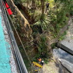 一名青少年騎自行車率落魚池鄉大林橋約12米深橋下。（消防局提供）