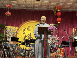 釋自興大和尚勉勵大眾惜福共創善緣。（記者扶小萍攝）