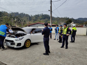 大溪分局執行「環警監聯合稽查」勤務，針對違規改裝排氣管及製造噪音之汽、機車加強取締。