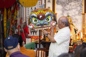 人稱「阿水師」的葉佳水，長年投入獅頭製作與教學。