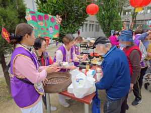 長輩被蘿蔔糕的香味吸引過來。