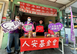 善化站黃站長(左二)、愛心總舖師(中)呼籲社會大眾共襄盛舉寒士吃飽30