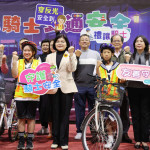 雲林北港朝天宮透過董事會補助，捐贈5000件LED反光背心給全縣騎自行車上放學的學童／翻攝照片