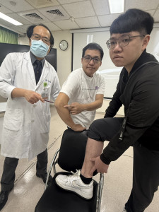 醫院高壓氧中心主任暨骨科醫師黃敏旭（左）說明兩患者，透過骨折復位手術合併負壓與高壓氧「雙壓治療」，快速且順利恢復手腳功能，重返職場。圖/台中醫院