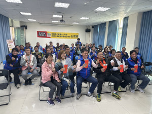 林議員、仁愛鄉代及村長等全力相挺普發2千元助過好年。（記者扶小萍攝）