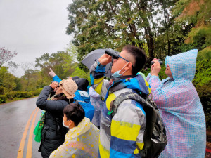 運用雙筒望遠鏡尋覓鳥蹤(東眼山自然教育中心提供)。