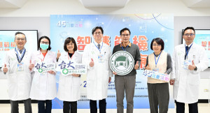 新竹臺大分院吳振吉副院長（右一）、臺大醫院張毓廷教授（中）與竹科園區管理局胡世民局長（右三）攜手產學研醫團隊。