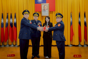 .(左起)卸任局長許頌嘉、警政署副署長郭士傑、市長高虹安、新任局長陳源輝合握印信。