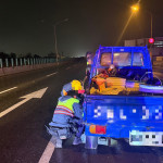 車輛拋錨受困高架，楊梅警即時救援化危機。
