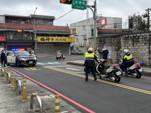八德警攜手銀行演練防搶應變。