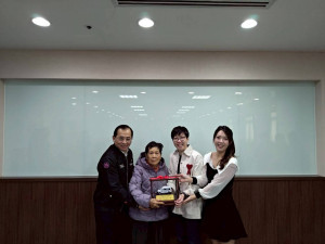 劉衍葶、劉曦文兩姊妹落實對社會關懷的精神捐贈復康巴士。