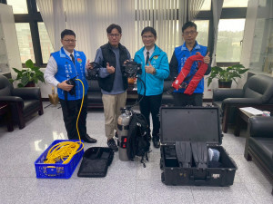芎林鄉地方仕紳萬勝郎捐贈潛水呼吸防護系統6組及潛水RIT緊急救援系統1組予新竹縣消防局。