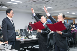 主計處長蔡進滿及政風處長廖常新宣誓。