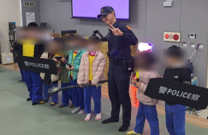 警用裝備初體驗，學童變身波麗士。