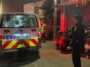 警消合力救護，將男子自3樓安全搬運至1樓。