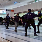 為強化緊急應變能力，台北捷運公司與台北市府警消等相關單位，於去（2025）12月26日，在北捷市政府站及市府轉運站舉行高強度無差別攻擊危安演練。（圖／台北大眾捷運股份有限公司提供）