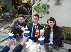 立法院副院長江啟臣安排捷克前眾議長艾達莫娃品嚐珍珠奶茶。