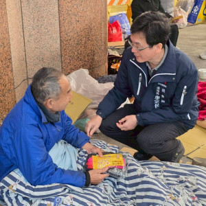 台中市社會局啟動低溫關懷，走上街頭發放禦寒物資。