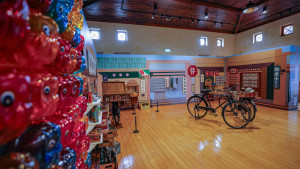 屏東演武場化身時光機　老街柑仔店、大紅豬撲滿添年味