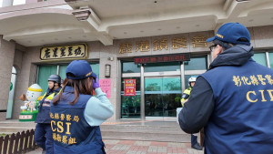 鹿港「馬首歹徒」突襲農會，警方春節前實戰防搶演練吸睛登場。圖／彰化縣警局提供