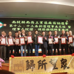 許縣長為廠協理事長及理監事等頒證書。（記者扶小萍攝）