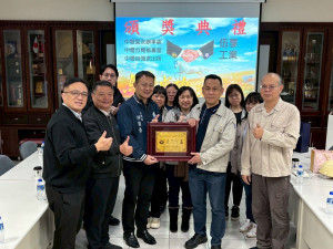林鼎泰分局長前往伍享工業，頒贈感謝狀及「警察英熊」，感謝企業長期以來對警察同仁的支持與鼓勵。