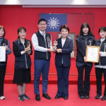 《聽看台中客》半年刊榮獲「2025年英國FADA設計金獎（Future_Art_Design_Award_UK）」，市政會議獻獎合影。'