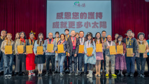 桃園市副市長王明鉅，出席「2025年靈鷲山桃園普仁獎頒獎典禮」與貴賓合影。