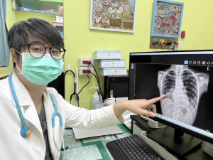 戴睿宏醫師指出確診 A 型流感女童的肺炎病灶。提醒民眾如出現高燒或呼吸症狀應及早就醫。