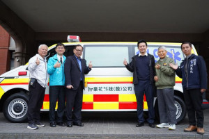 各界代表與救護車輛。