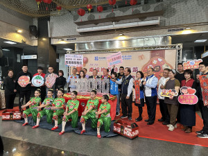 王副縣長與議員、業者宣布年菜預購突破5萬套。（記者扶小萍攝）