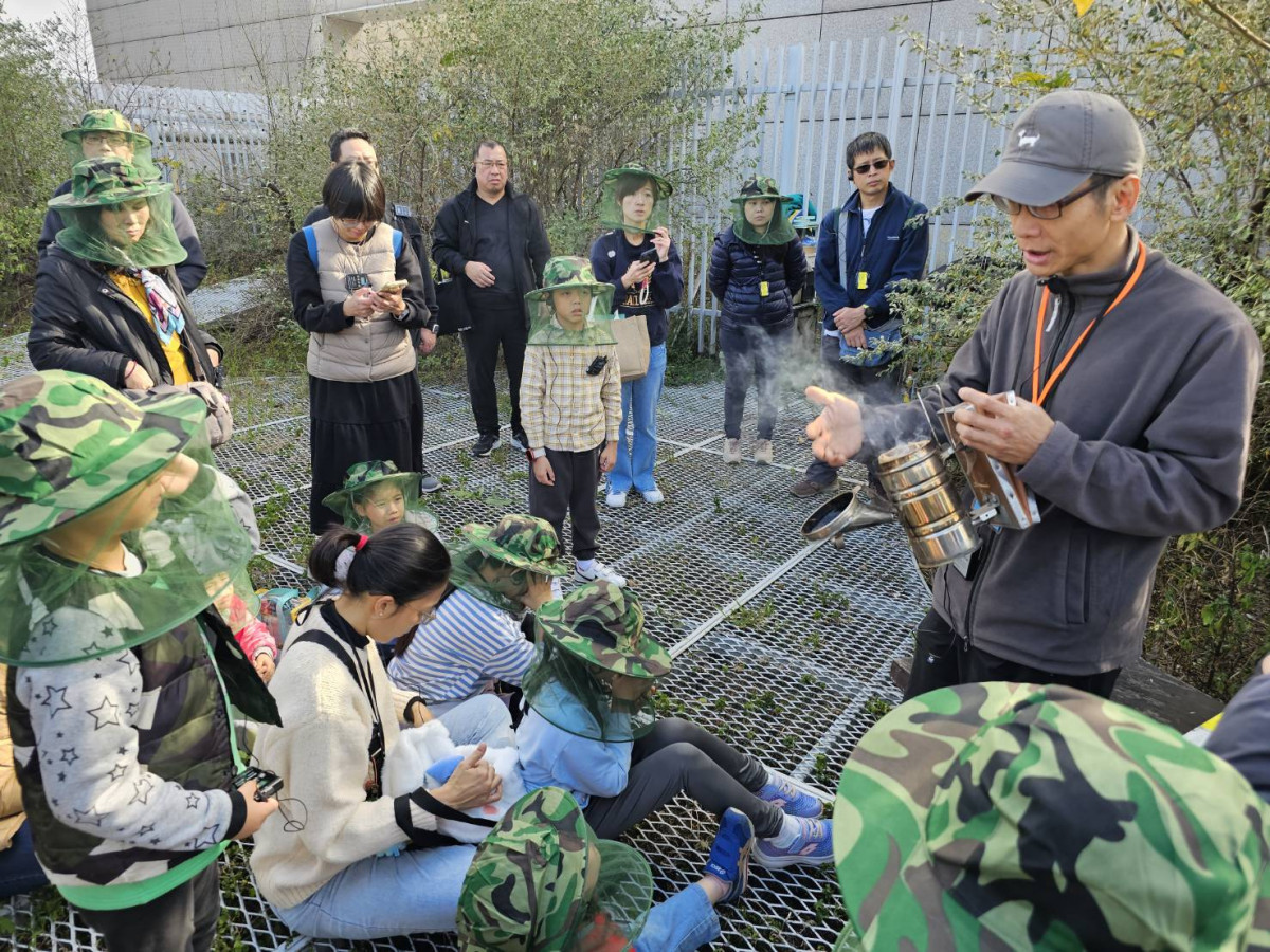 蔡明憲老師與現場民眾分享蜜蜂對於環境的重要性。