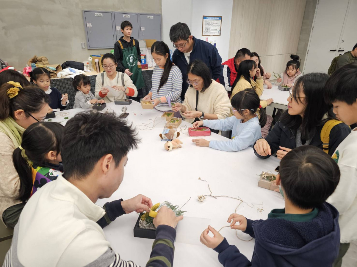 大小朋友透過動手做蜂蠟產品，透過濕地產物了解濕地價值，過程中充滿樂趣。