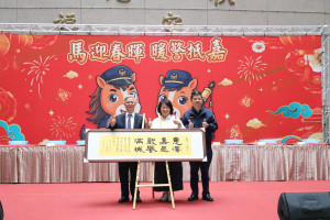 嘉義市府警察局今（26）日在警察局中庭廣場舉辦「馬迎春暉 暖警抵嘉」新春揮毫暨捐血公益活動／警方提供