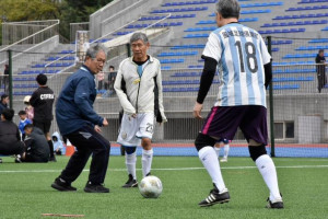 街頭3X3足球賽吸引從12歲至75歲的球員。