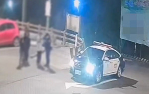 警方對一名傅姓男子進行盤查 ，依法查扣手機作為證物，並將犯嫌帶回派出所偵辦。