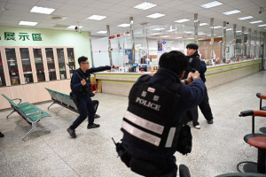 楊梅警攜手農會辦理防搶演練。