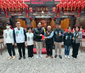 台灣民眾黨新竹縣黨部主委邱臣遠率湖口鄉提名候選人陳岫玫與新豐鄉提名候選人徐勝凌，前往「顯聖宮」參拜。