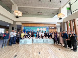 嘉義縣學子在114學年度全國高中技藝競賽中勇奪16項金手獎，縣長翁章梁親自頒發獎學金／嘉義縣府提供