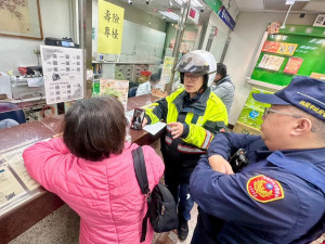 警方到場協助，成功阻止婦人遭詐。